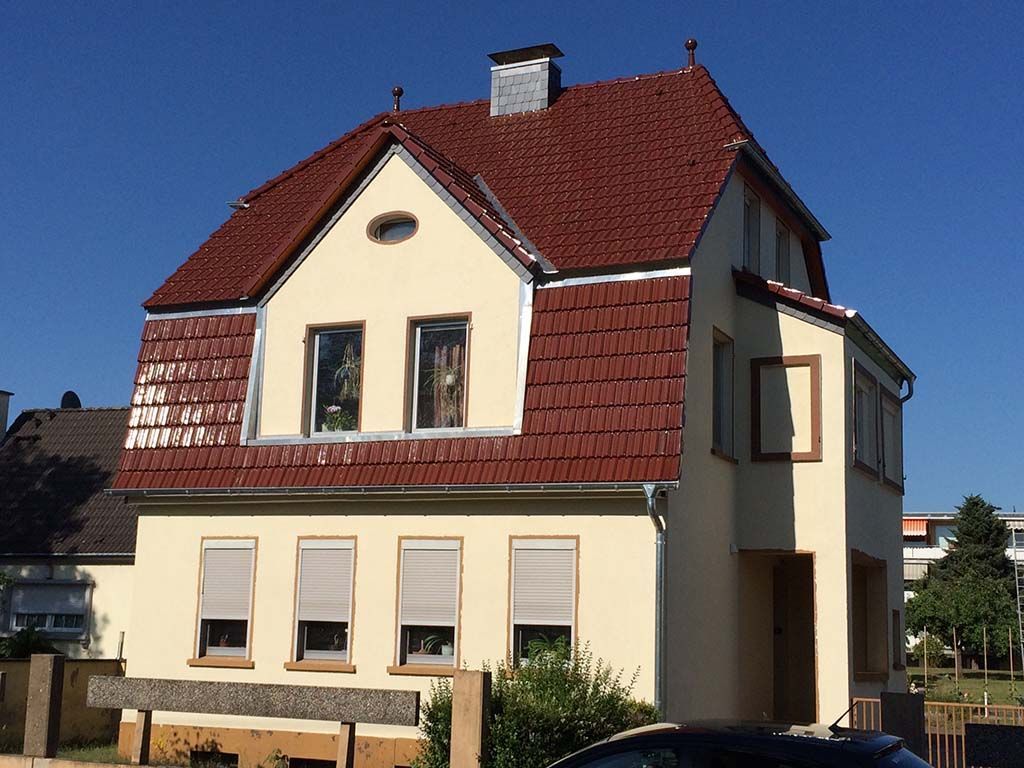 Sanierte Dachfläche mit neuer Ziegeleindeckung in Langenfeld