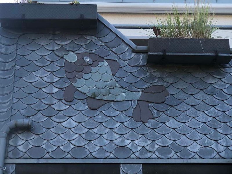Detailarbeit an First und Grat durch Dachdecker-Meisterbetrieb Koch