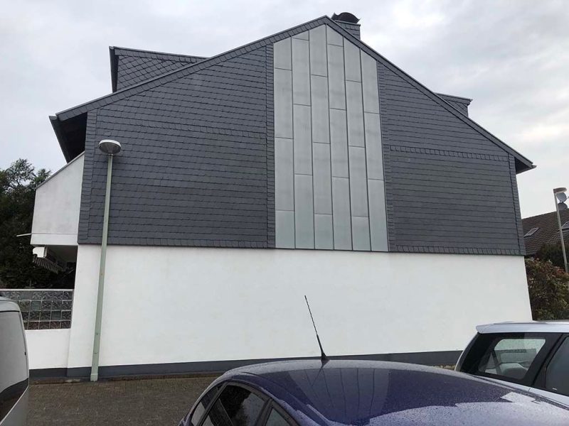 Vorgehängte Fassade mit Schieferdeckung