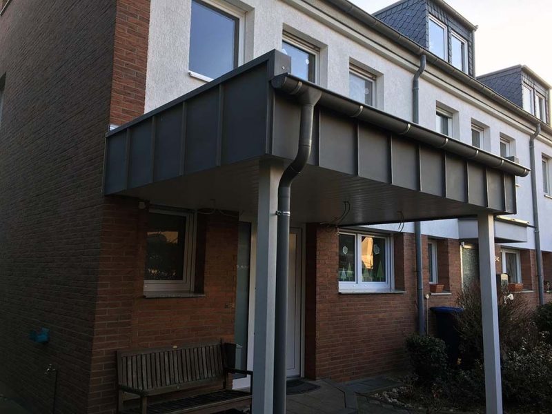 Neu eingedecktes Steildach mit sauberer Verlegung