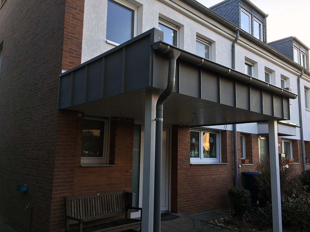 Neu eingedecktes Steildach mit sauberer Verlegung